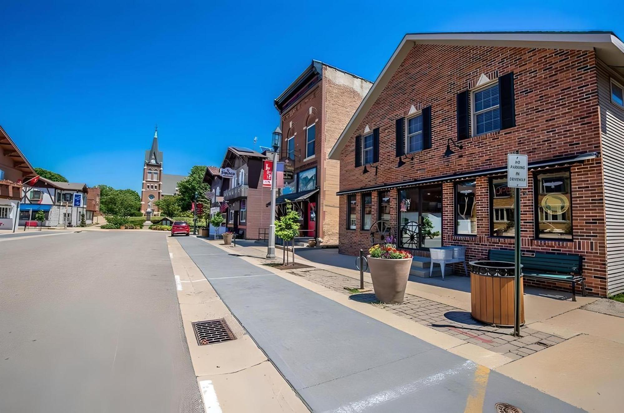 Ferienwohnung Spacious, Pet Friendly, In The Heart Of Downtown New Glarus Exterior foto